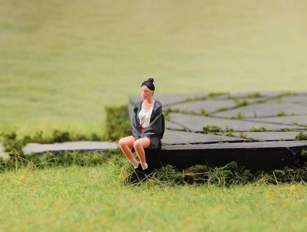 1:64 Painted Figure Mini Model Miniature Resin Diorama Sitting Posture Girl Lady