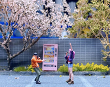 Load image into Gallery viewer, 1:64 Painted Figure Miniature Mini Resin Model Diorama Street Singers Man Lady

