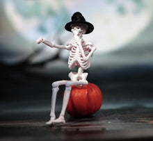 Load image into Gallery viewer, 1:64 Painted Figure Model Miniature Resin Diorama Toy Sand  White Skull Hat
