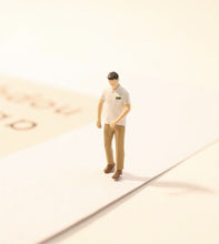 Load image into Gallery viewer, 1:64 Painted Figure Model Miniature Resin Diorama Outdoor Family Day Kiteflying
