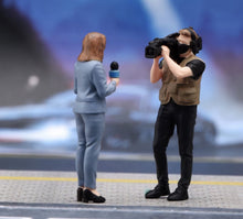 Load image into Gallery viewer, 1:64 Painted Figure Model Miniature Resin Diorama Toy Journalist Interview Set
