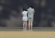 Load image into Gallery viewer, 1:24 Painted Figure Model Miniature Resin Diorama Sand Family Four Dad Mom Kids
