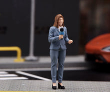 Load image into Gallery viewer, 1:24 Painted Figure Model Miniature Resin Diorama Sand Journalist Interview Set
