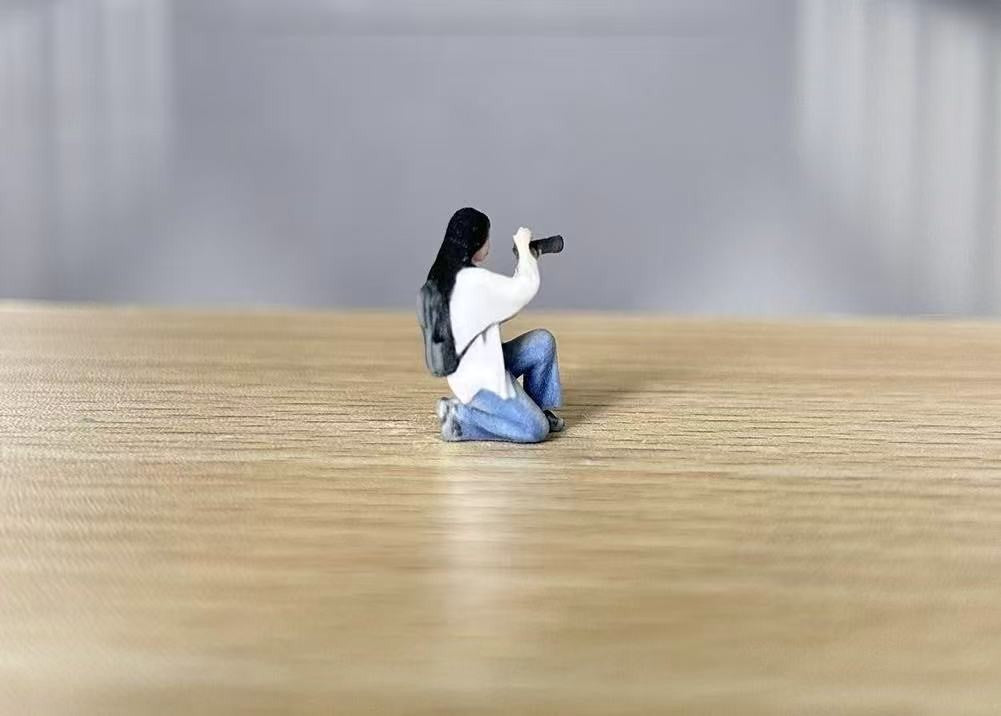 1:64 Painted Figure Model Miniature Resin Diorama Sand Kneeling Pose Camera Lady