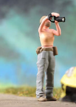 Load image into Gallery viewer, 1:64 Painted Figure Model Miniature Resin Diorama Sand Photographer Cameraman
