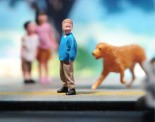 Load image into Gallery viewer, 1:64 Painted Figure Model Miniature Resin Diorama Toy Sand Little Boy Kid Cute
