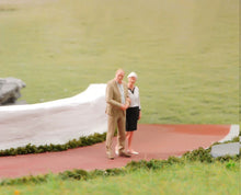 Load image into Gallery viewer, 1:24 Painted Figure Model Miniature Resin Diorama  Sand Elderly Couple Lovers
