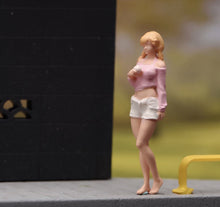 Load image into Gallery viewer, 1:24 Painted Figure Model Miniature Resin Diorama Sand  Pretty Blond Girl
