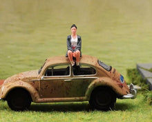 Load image into Gallery viewer, 1:64 Painted Figure Mini Model Miniature Resin Diorama Sitting Posture Girl Lady
