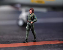 Load image into Gallery viewer, 1:24 Painted Figure Model Miniature Resin Diorama  Sand Woman Pilot Captain
