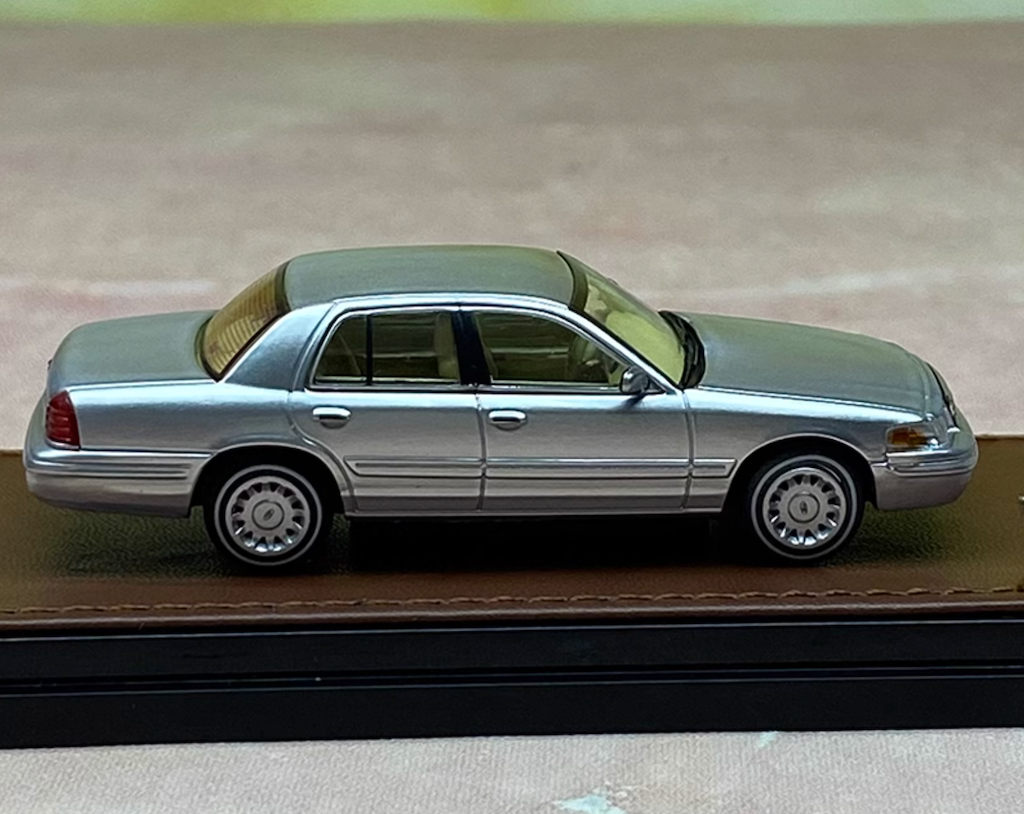 GOC 1:64 Crown Victoria Sedan Classic Model Diecast Metal