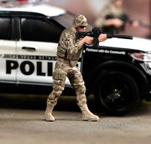 Load image into Gallery viewer, 1:64 Painted Figure Model Miniature Resin Diorama Sand Five Pieces Set Policeman New
