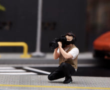Load image into Gallery viewer, 1:24 Painted Figure Model Miniature Resin Diorama Sand Journalist Interview Set
