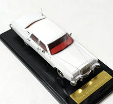 Load image into Gallery viewer, Sunstar 1:64 White 1979 Continental Town Classic Model Diecast Metal Car New Collection

