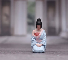 Load image into Gallery viewer, 1:64 Painted Figure Model Miniature Resin Sand Diorama Japanese Woman Kimono New
