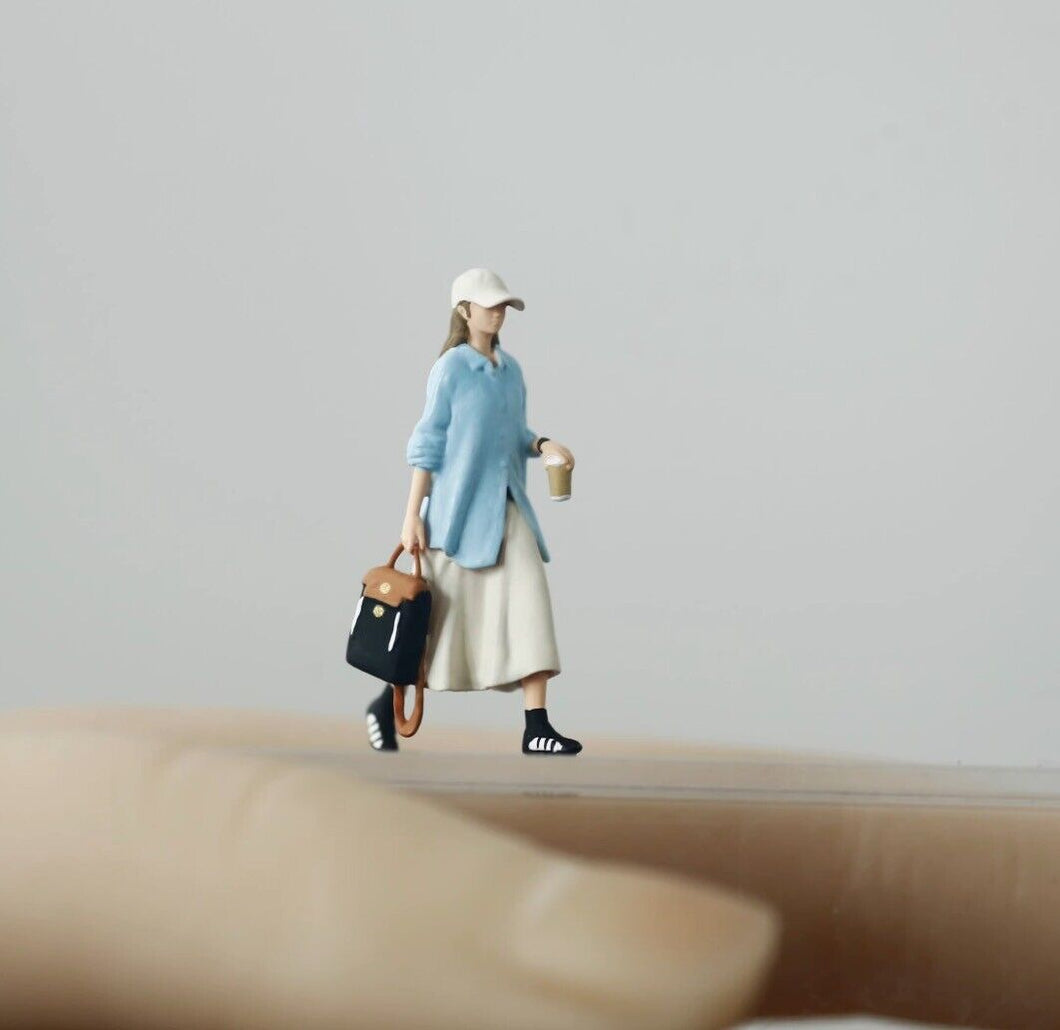 1:64 Painted Figure Model Miniature Resin Diorama Sand Trendy Fashion Girl Lady