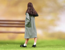 Load image into Gallery viewer, 1:24 Painted Figure Mini Model Miniature Resin Diorama Sand Wind Coat Lady Bag
