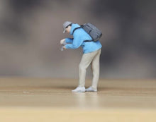Load image into Gallery viewer, 1:64 Painted Figure Model Miniature Resin Diorama Sand Photographer Man Camera
