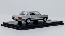 Load image into Gallery viewer, Maxwell 1:64 450SEL W116 Sedan Classic Sport Model Diecast Metal Car New
