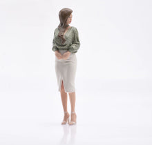 Load image into Gallery viewer, 1:24 Painted Figure Model Miniature Resin Diorama Fashion Elegant Woman Lady
