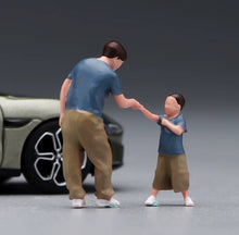 Load image into Gallery viewer, 1:24 Painted Figure Model Miniature Resin Diorama  Sand Father and Son Play
