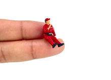 Load image into Gallery viewer, 1:64 Painted Figure Model Miniature Resin Diorama Sand Petrol Station Worker Set
