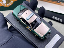 Load image into Gallery viewer, Rollin 1:64 NHSP Hampshire Police CROWN VICTORIA CV Model Diecast Metal Car
