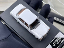 Load image into Gallery viewer, Maxwell 1:64 White W114 200 Strich 8 Classic Sedan Model Diecast Metal Car New Collection
