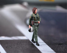 Load image into Gallery viewer, 1:24 Painted Figure Model Miniature Resin Diorama  Sand Woman Pilot Captain

