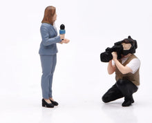 Load image into Gallery viewer, 1:24 Painted Figure Model Miniature Resin Diorama Sand Journalist Interview Set
