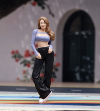 Load image into Gallery viewer, 1:24 Painted Figure Model Miniature Resin Diorama Fitness Lady Sporty Girl Woman
