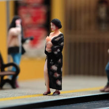 Load image into Gallery viewer, 1:24 Painted Figure Model Miniature Resin Diorama  Sand Kimono Lady with Cat
