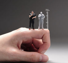 Load image into Gallery viewer, 1:64 Painted Unpainted Figure Model Miniature Resin Diorama Sand Policeman Pager New
