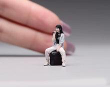 Load image into Gallery viewer, 1:64 Painted Figure Model Miniature Resin Diorama Toy Sand Street Singing Girl
