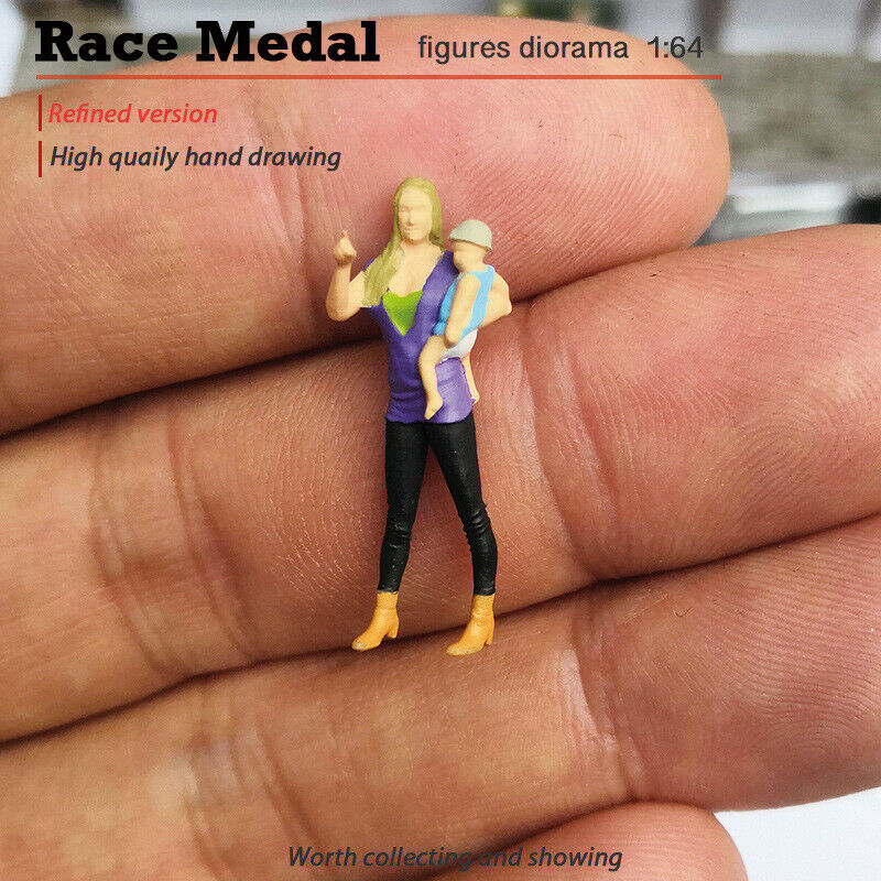 1:64 Painted Figure Mini Model Miniature Resin Diorama Sand Mom Holding Baby Kid