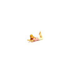 Load image into Gallery viewer, 1:64 Painted Figure Mini Model Miniature Resin Diorama Picnic Mat Camping Couple
