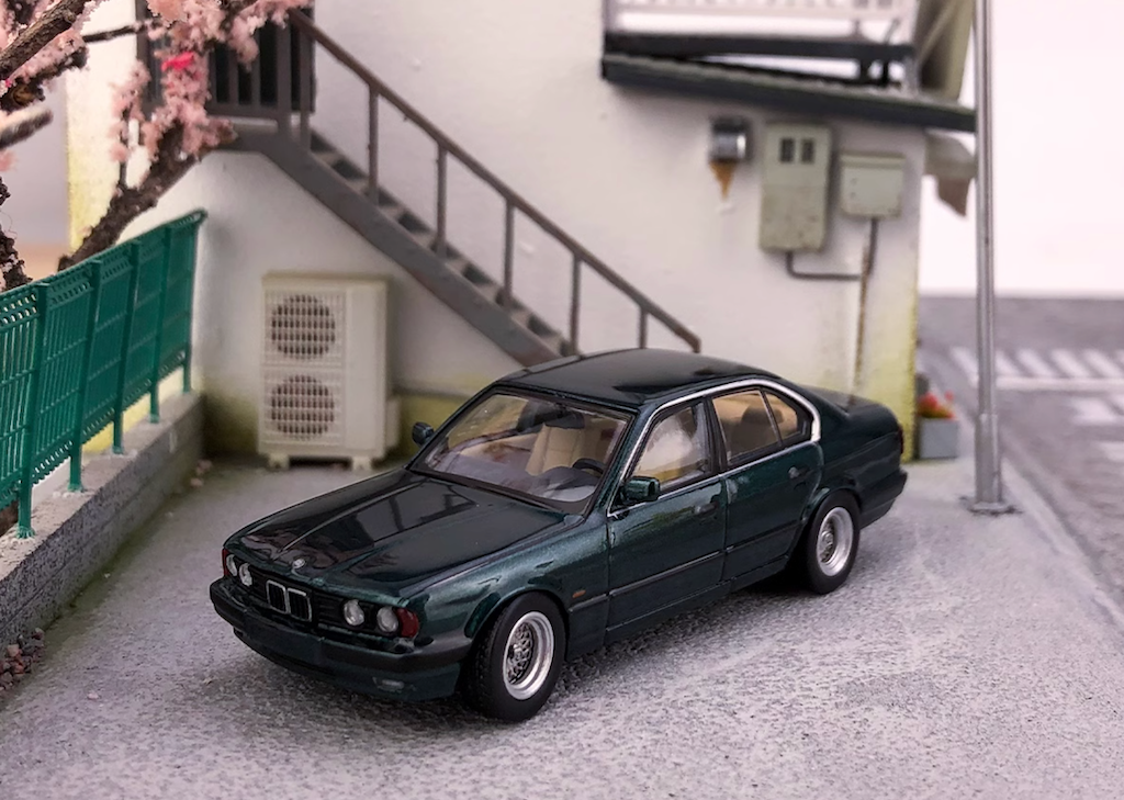 DCM Green 1:64 E34 5 Series 520i Classic Sedan Model Diecast Metal Car New