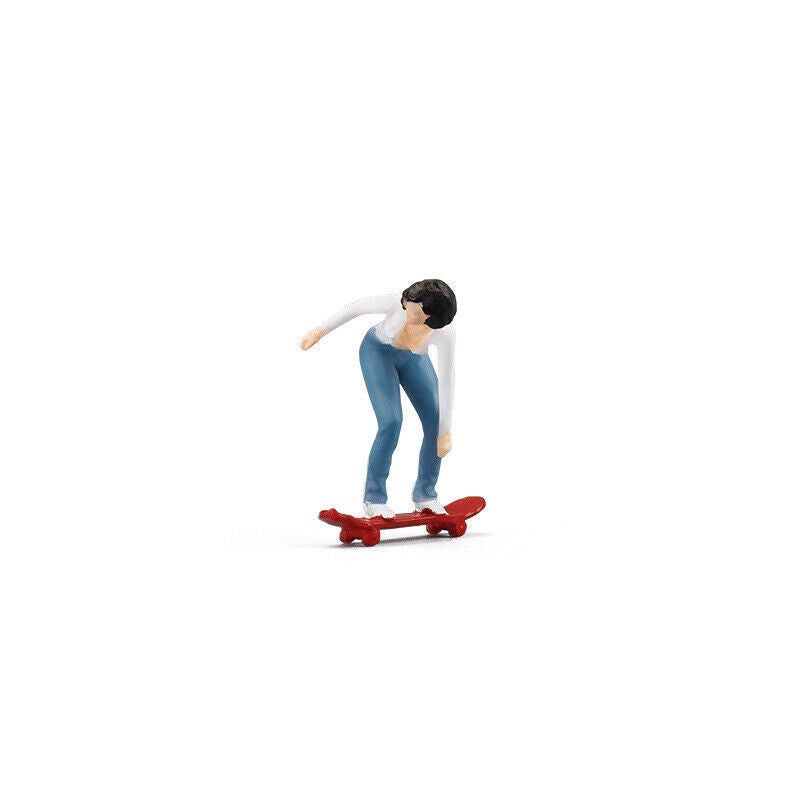 1:64 Painted Figure Mini Model Miniature Resin Diorama Skateboarding Girl Sand New Scene