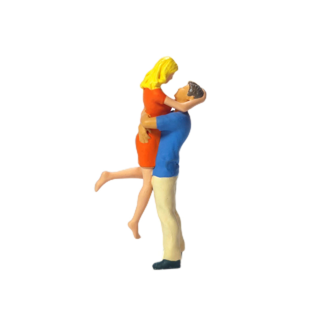 1:64 Painted Figure Mini Model Miniature Resin Diorama Lovers Hug Exciting Joy
