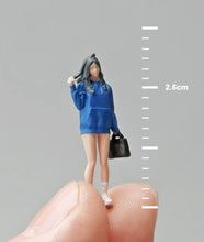 Load image into Gallery viewer, 1:64 Painted Figure Mini Model Miniature Resin Diorama Sand Girl In Blue Hoodies New
