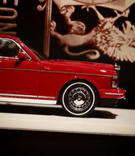 Load image into Gallery viewer, GFCC 1:64 HEC Red 1998 Silver Spur Park Ward Model Diecast Metal Car New Collection
