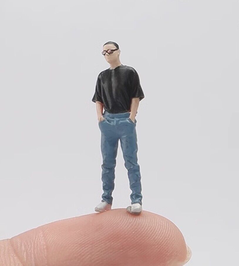 1:64 Painted Figure Mini Model Miniature Resin Diorama Sand Cool Man Sunglasses New
