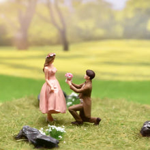 Load image into Gallery viewer, 1:24 Painted Figure Model Miniature Resin Diorama Sand Proposal Couple Wedding
