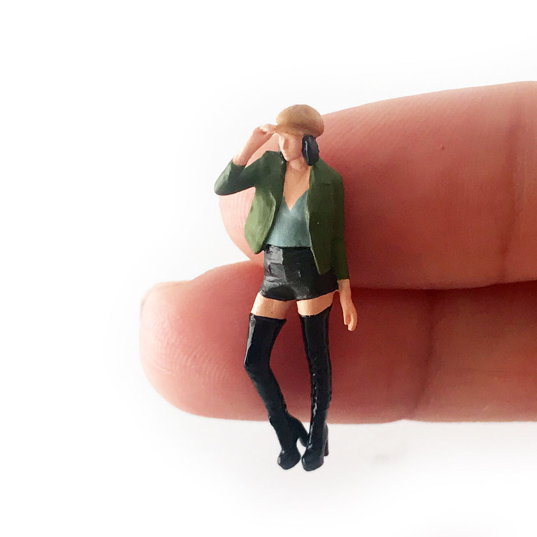 1:64 Painted Figure Mini Model Miniature Resin Diorama Trendy Shooting Model B