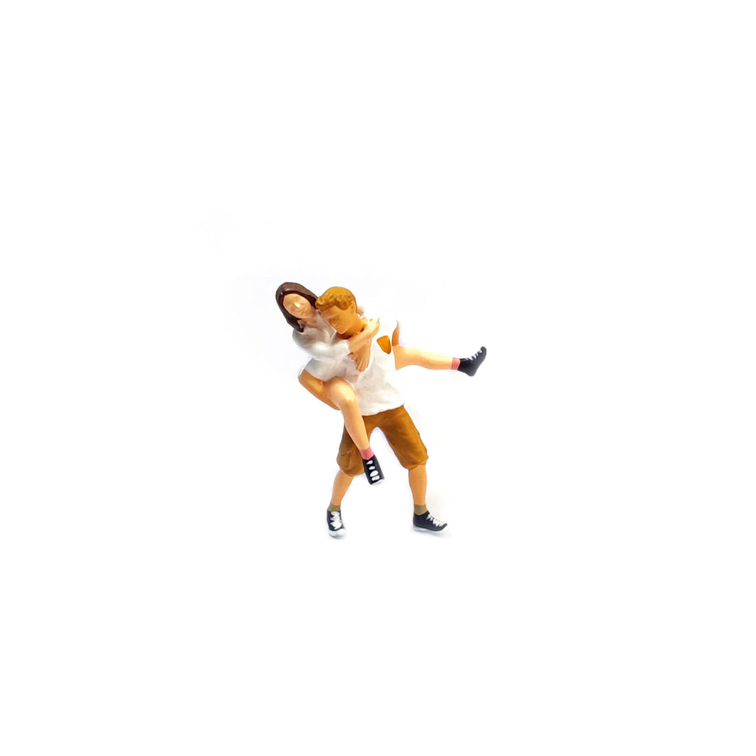 1:64 Painted Figure Mini Model Miniature Resin Diorama Lovers Man carrying Lady