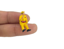 Load image into Gallery viewer, 1:64 Painted Figure Model Miniature Resin Diorama Sand Petrol Station Worker Set
