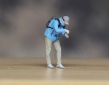 Load image into Gallery viewer, 1:64 Painted Figure Model Miniature Resin Diorama Sand Photographer Man Camera
