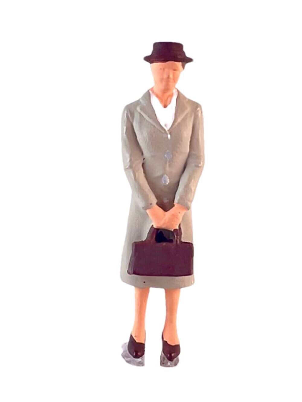 1:64 Painted Figure Model Miniature Resin Diorama Sand Old Woman Cleaning Worker