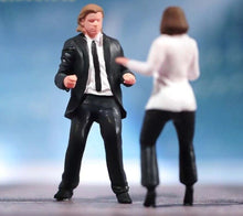 Load image into Gallery viewer, 1:64 Painted Figure Model Miniature Resin Diorama Sand Talk Show Host Man Lady
