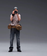 Load image into Gallery viewer, 1:24 Painted Figure Model Miniature Resin Diorama Outdoor Photographer Cameraman
